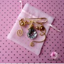 Broche fantaisie baroque avec pampille