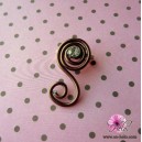 Broche fantaisie en aluminium marron avec strass