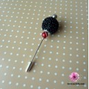 Fibule fantaisie argent&eacute; avec perles noire et rouge