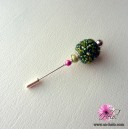 Fibule fantaisie argent&eacute;e avec perles vertes et fushia