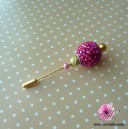 Fibule fantaisie dor&eacute;e avec perles fushia et verte
