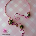 Collier fantaisie "Bonbon" fushia avec perles originales et fil d'aluminium
