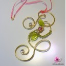 Pendentif fantaisie Initiales et perles de verre style v&eacute;g&eacute;tation
