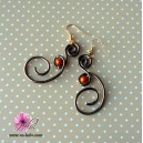 Boucles fantaisie marron en aluminium et perles