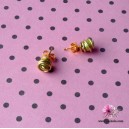 Boucles fantaisie clous &agrave; perles vert anis