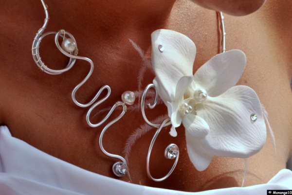 Personnalisation du collier de mariée "Oh!Oui" avec une orchidée et plumes d'autruche Personnalisation du collier de mariée "Oh!Oui" avec une orchidée et plumes d'autruche