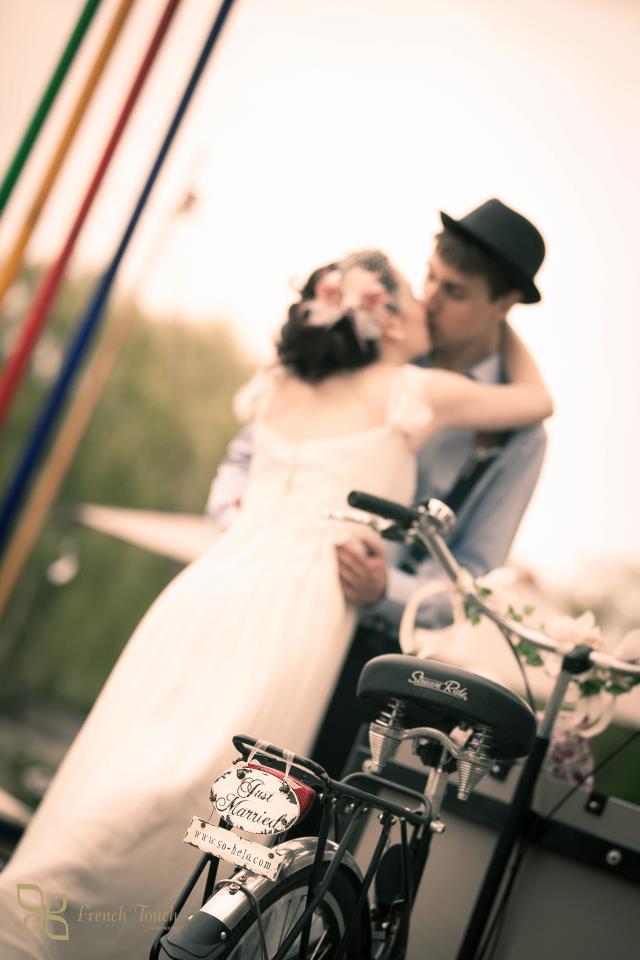 Mariage rétro vintage bohème avec vélo rétro avec pancarte just married 
