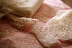 Dentelles de calais pour création d'accessoires de mariage