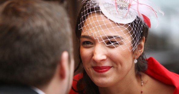 mariée avec bibi rétro voilette rouge et blanc