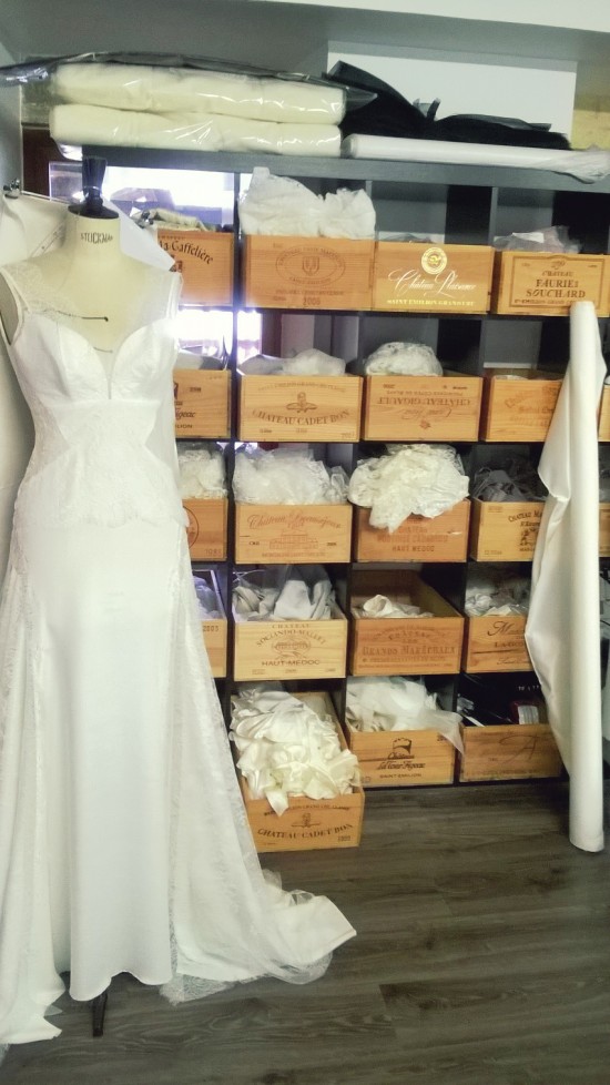 Atelier, dentelles et robe en cours de confection Confidentiel Création