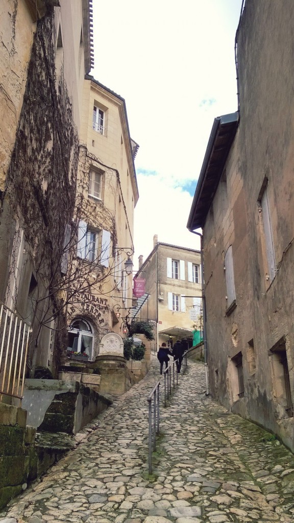 village saint Emilion Gironde rue pavée