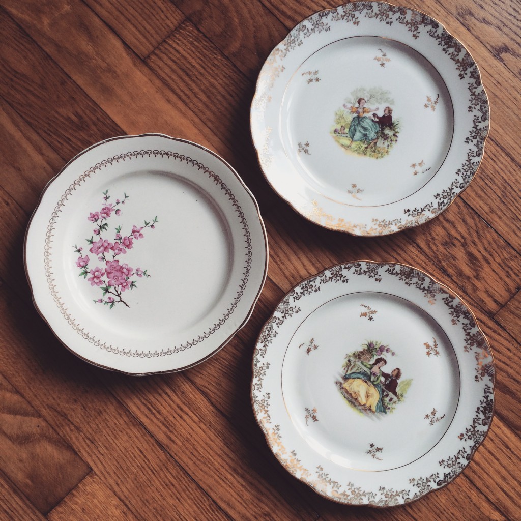 assiettes vaisselles vintage porcelaine dorure et scène amoureux mariage