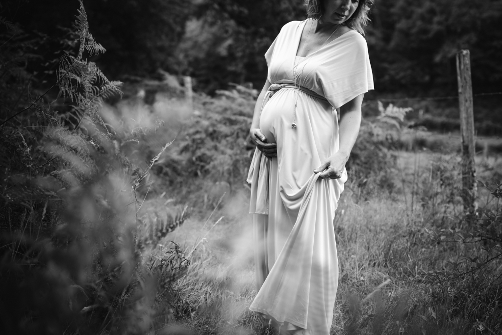 photographie-grossesse-noir-et-blanc-cecile-creiche-maternite
