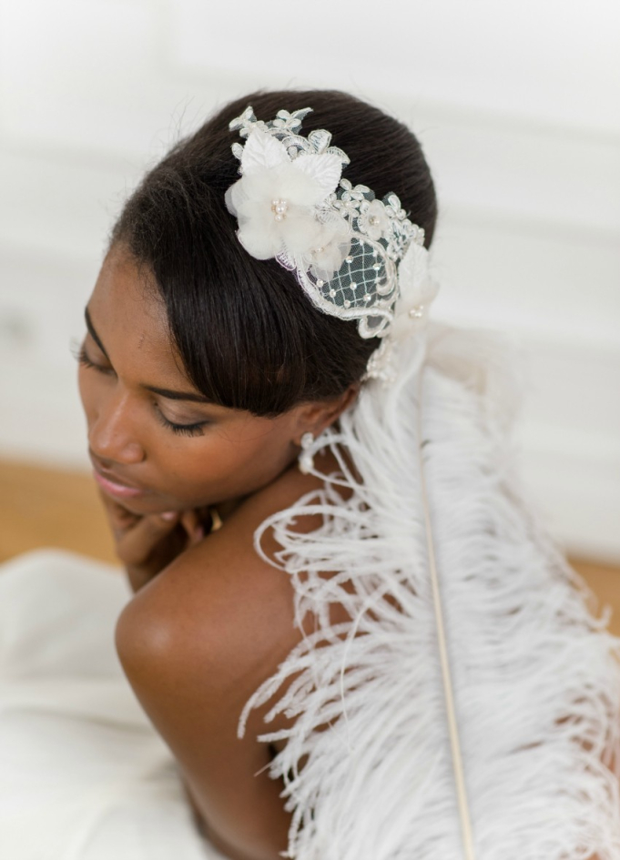 Ornement de cheveux mariée "Faustine" avec fleurs en soie et dentelle faite à la main