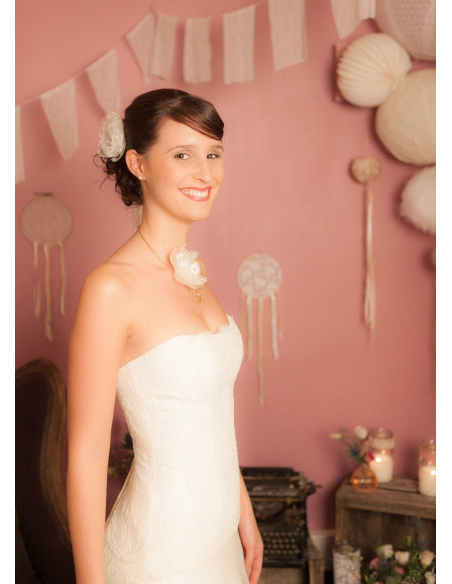 "Amélie" Collier de mariée avec fleur d'organza et de dentelle