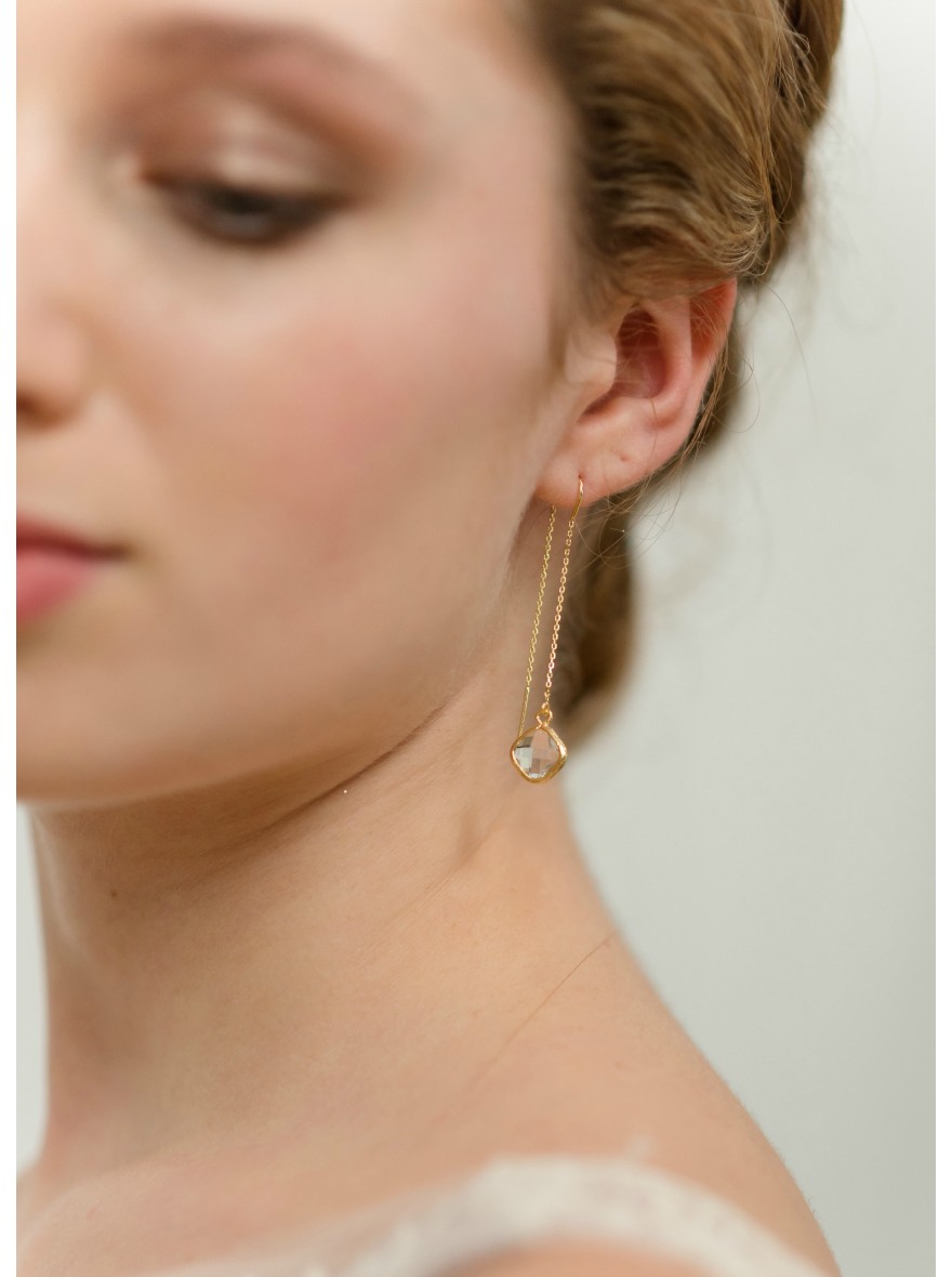 Boucles d'oreilles mariée "Bonnie" pendantes avec sertis moderne - So Hélo