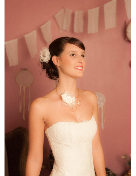 "Amélie" Collier de mariée avec fleur d'organza et de dentelle