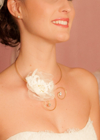 "Amélie" Collier de mariée avec fleur d'organza et de dentelle