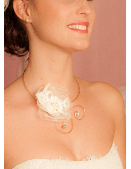 "Amélie" Collier de mariée avec fleur d'organza et de dentelle