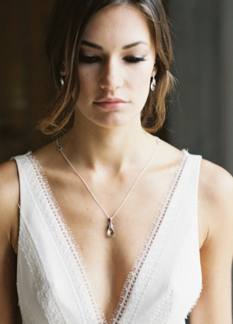 "Agnès" Collier de mariée avec pendentif et dos en cristal  2