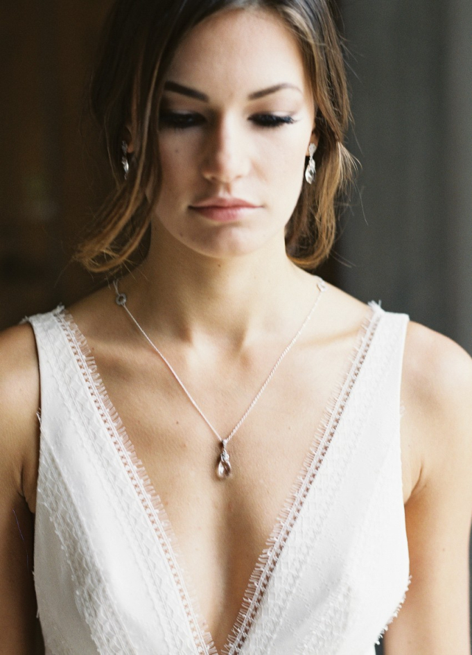 "Agnès" Collier de mariée avec pendentif et dos en cristal  "Agnès" Collier de mariée avec pendentif et dos en cristal
