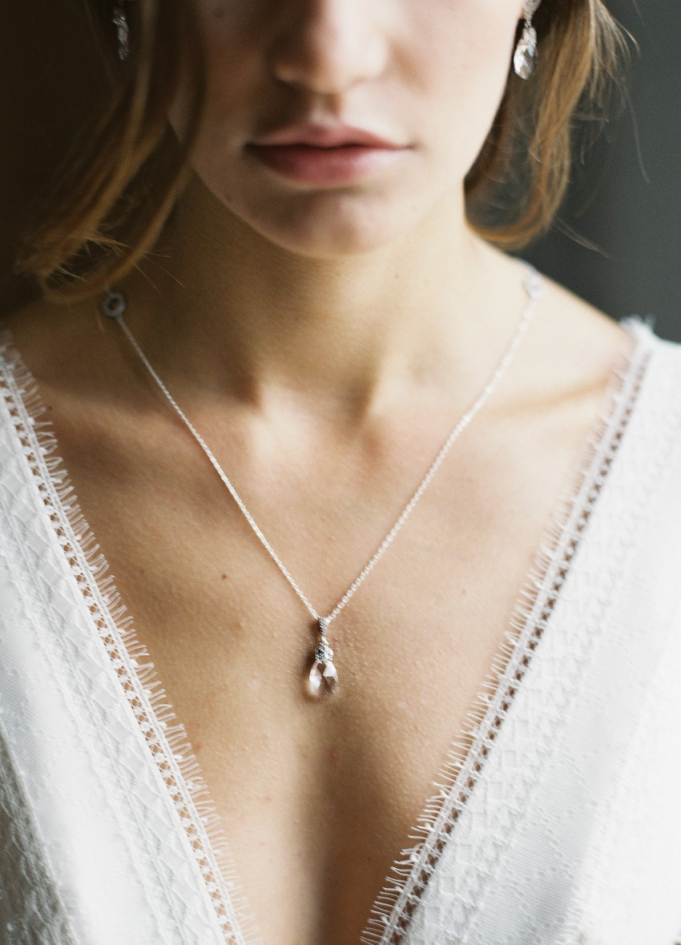 "Agnès" Collier de mariée avec pendentif et dos en cristal  "Agnès" Collier de mariée avec pendentif et dos en cristal