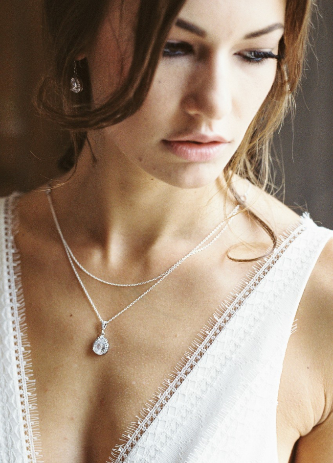 "Victoria" Collier de dos au charme chic pour robe mariée dos nu "Victoria" Collier de dos au charme chic pour robe mariée dos nu