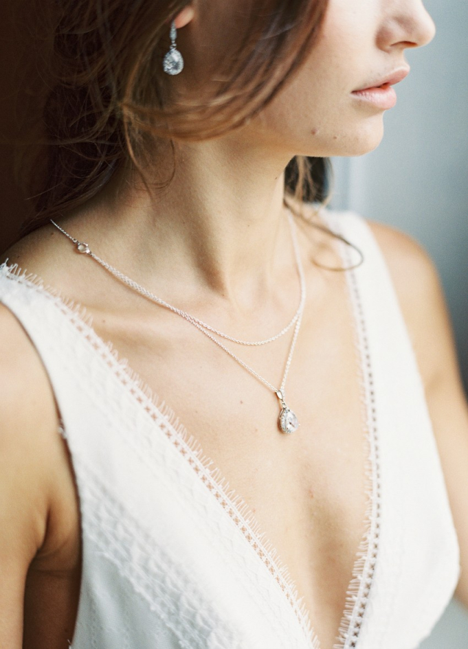 "Victoria" Collier de dos au charme chic pour robe mariée dos nu "Victoria" Collier de dos au charme chic pour robe mariée dos nu