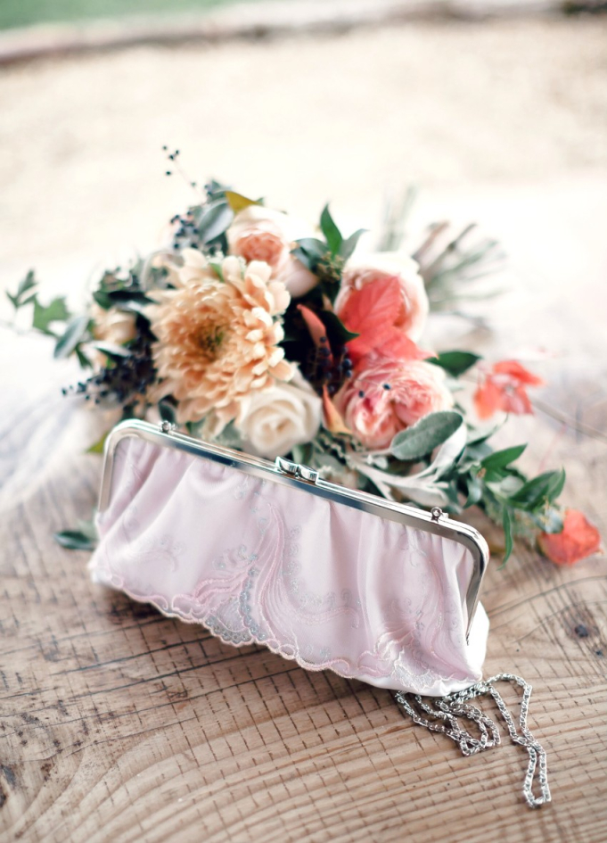 Pochette mariée/sac à main en soie avec dentelle rose 