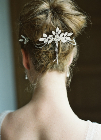 Ornement de cheveux mariée "Margot" avec fleurs et pendants en strass