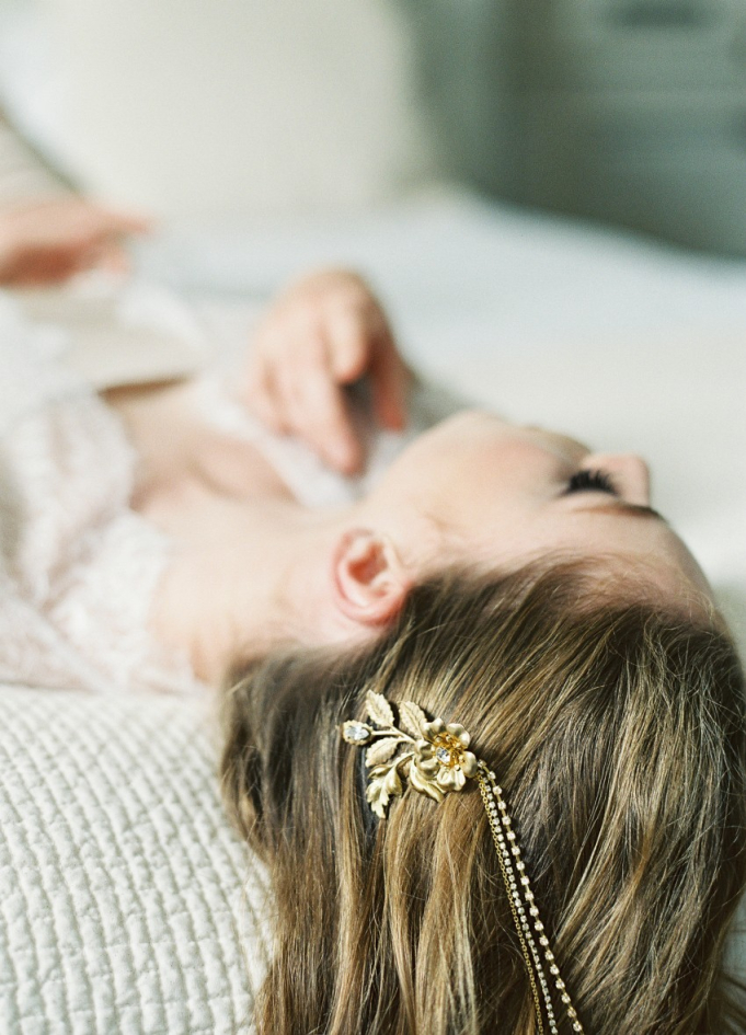 Ornement de cheveux mariée "Lorraine" avec fleurs et chaines en strass