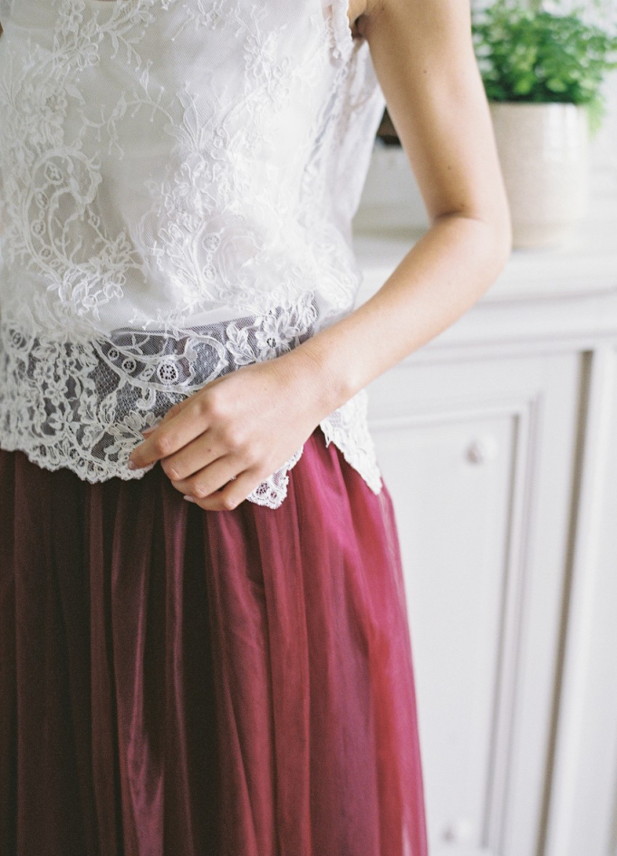 "Iris" top en dentelle blanche avec décolleté dos 