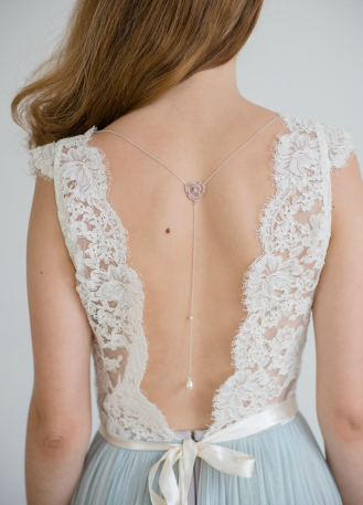 "Flore" Bijou de dos amovible avec fleur pour robe dos nu