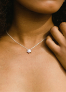 "Eugénie" collier de dos pour mariée avec pendentif discret