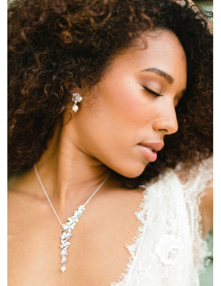 Boucles d'oreilles mariée "Inès" avec perles nacrées et fleurs