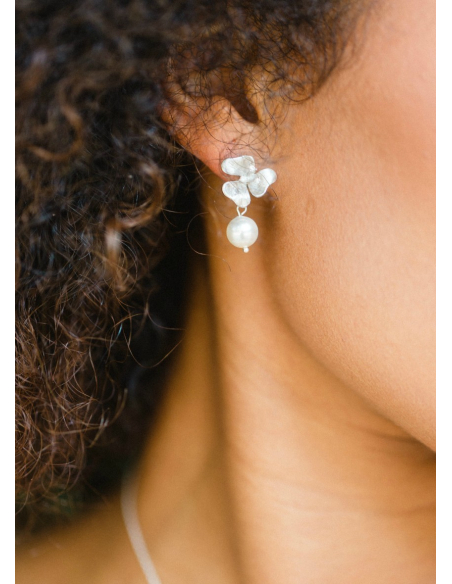 Boucles d'oreilles mariée "Inès" avec perles nacrées et fleurs