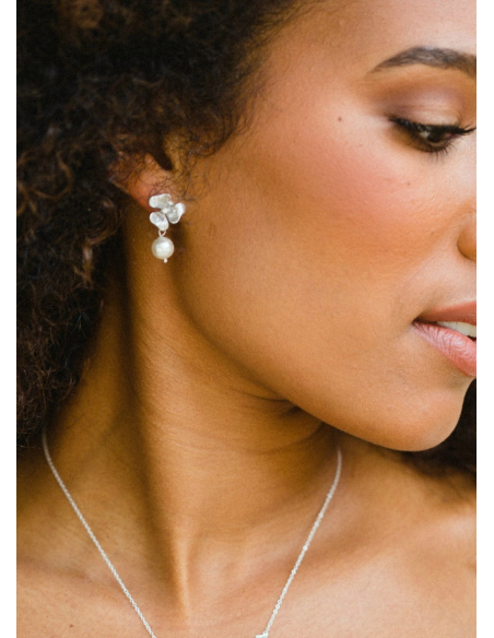 Boucles d'oreilles mariée "Inès" avec perles nacrées et fleurs