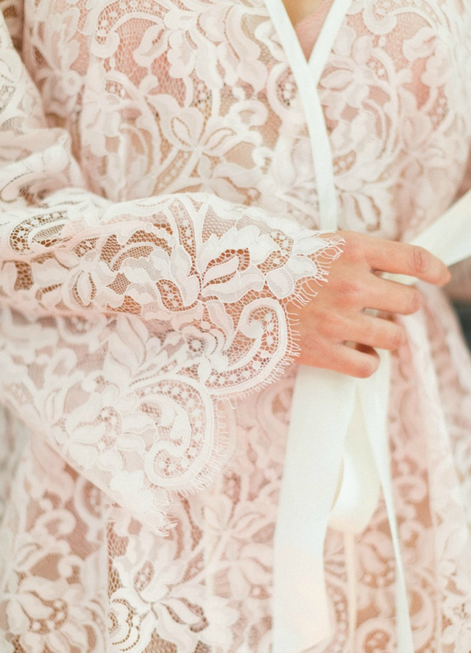"Pensée" Déshabillé en dentelle rose avec biais "Pensée" Déshabillé en dentelle rose avec biais