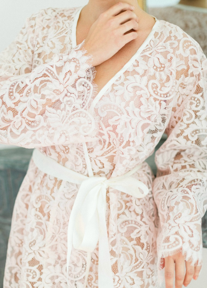 "Pensée" Déshabillé en dentelle rose avec biais "Pensée" Déshabillé en dentelle rose avec biais