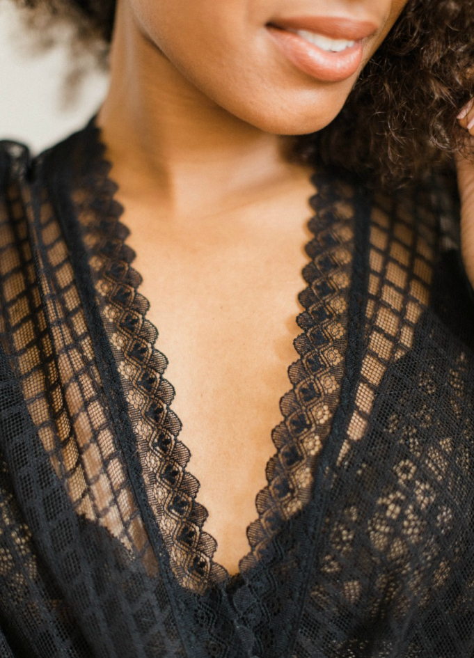 "Nigelle" Déshabillé mi-long en dentelle noire "Nigelle" Déshabillé mi-long en dentelle noire