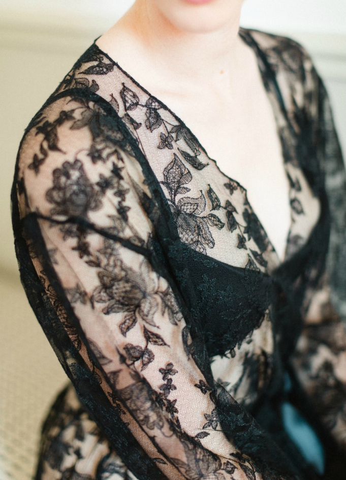 "Véronique" Déshabillé court en dentelle noire fleurie