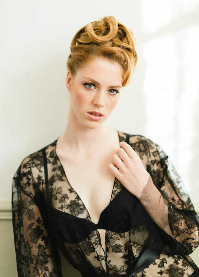 "Véronique" Déshabillé court en dentelle noire fleurie