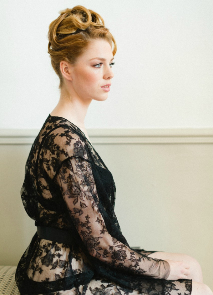 "Véronique" Déshabillé court en dentelle noire fleurie