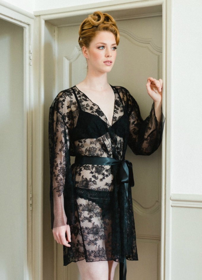 "Véronique" Déshabillé court en dentelle noire fleurie