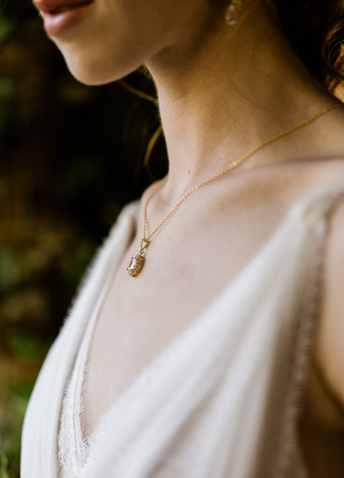 "Sarah" Collier de mariée avec long bijou robe dos nu