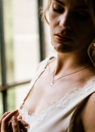 "Sixtine" Collier de mariée avec pendentif et dos en cristal 2