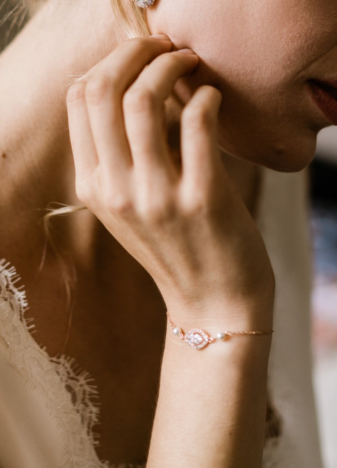 Bracelet mariage "Cloé" avec serti et perles nacrées discrètes