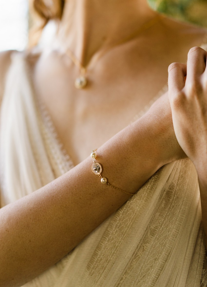 Bracelet mariage "Sarah" avec serti rétro et perles nacrées