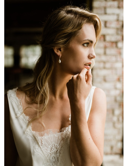 Boucles d'oreilles mariée "Anae" avec perles nacrées et attaches ajourées
