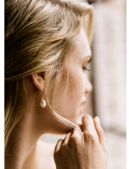 Boucles d'oreilles mariée "Anae" avec perles nacrées et attaches ajourées